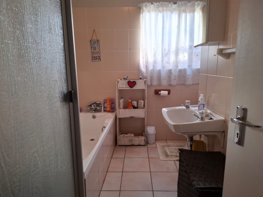 3 Bedroom Property for Sale in Langenhovenpark Free State